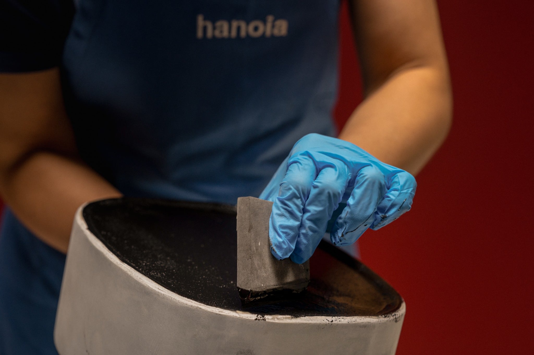 Hanoia artisan crafting lacquer