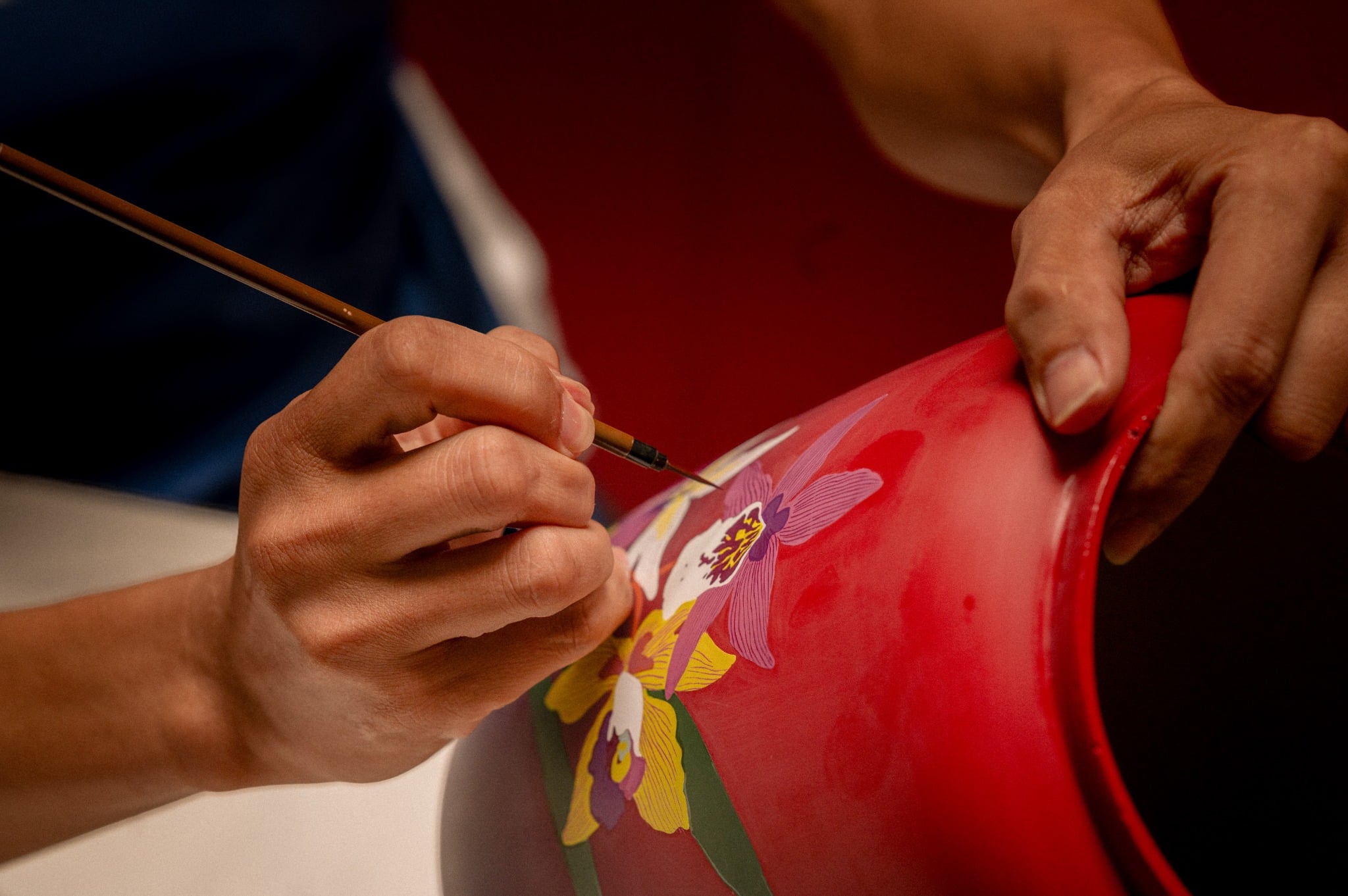 Hanoia artisan painting lacquer by hand