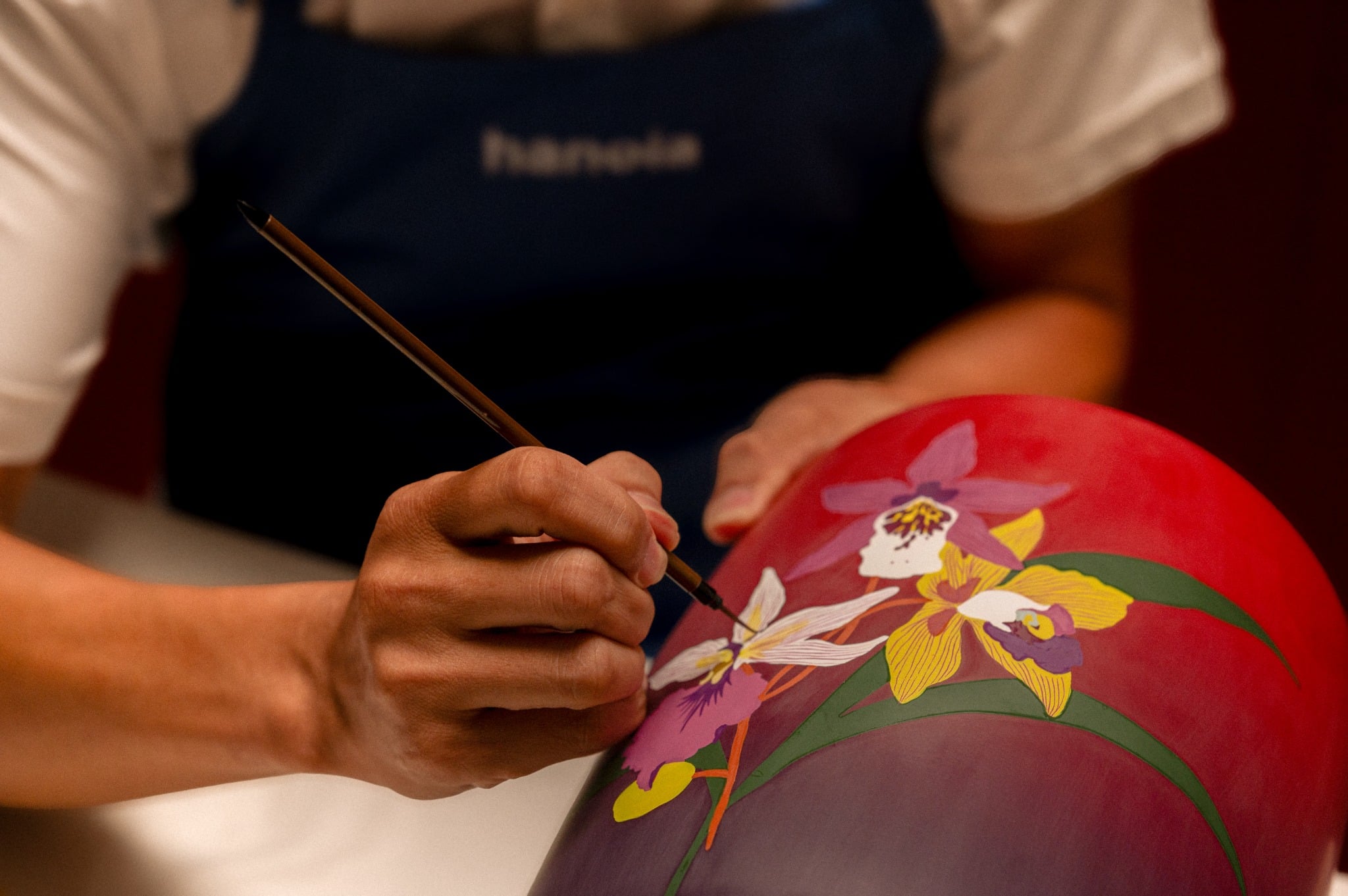 Hanoia artisan crafting lacquer