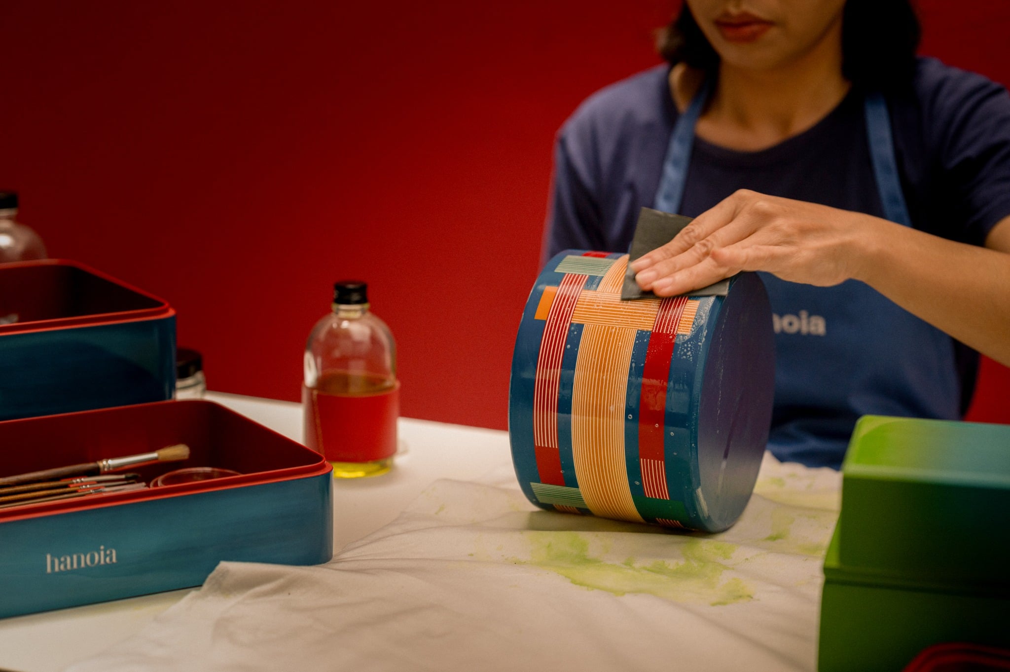 Hanoia artisan crafting lacquer