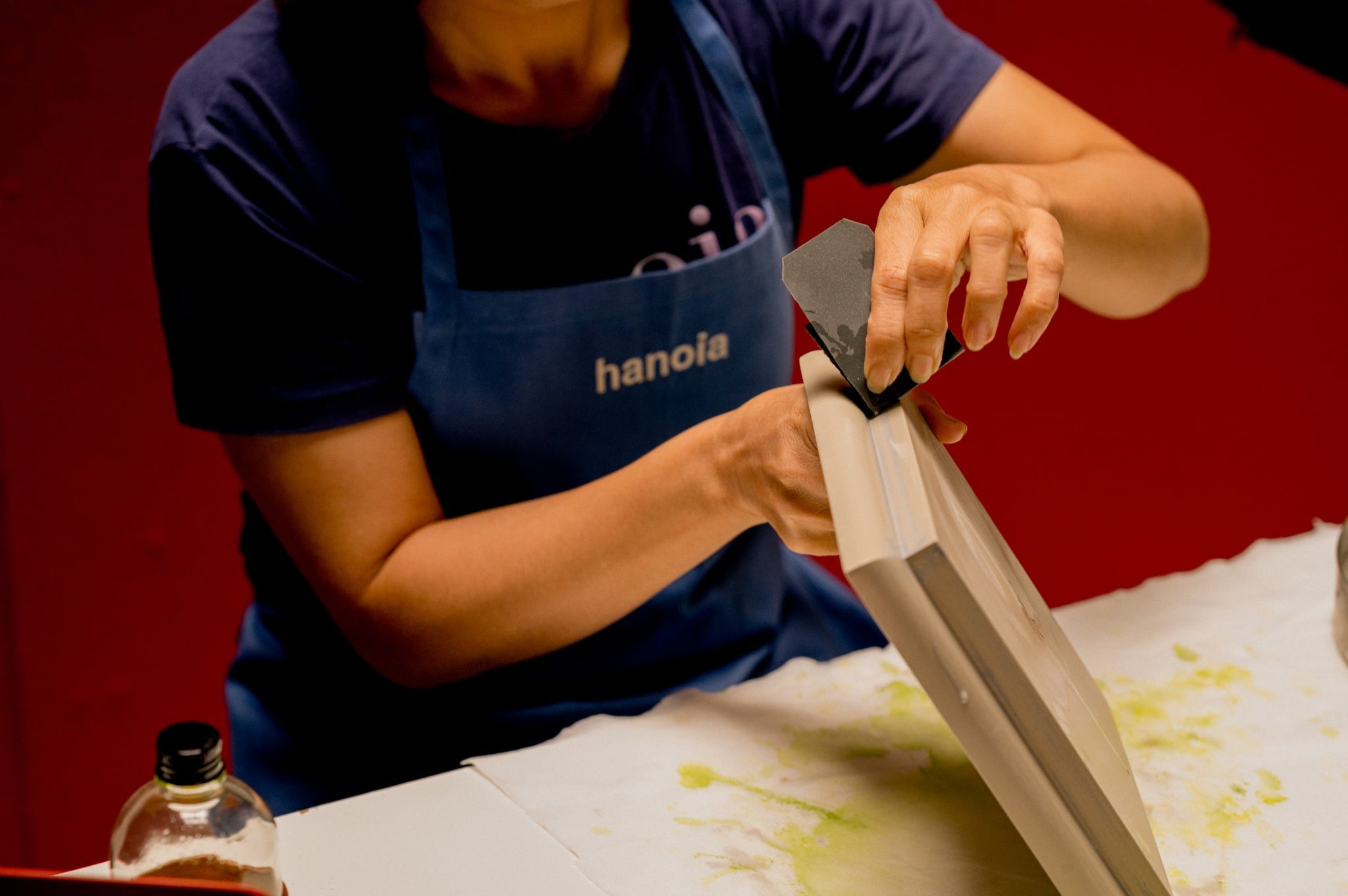 Hanoia artisan crafting lacquer